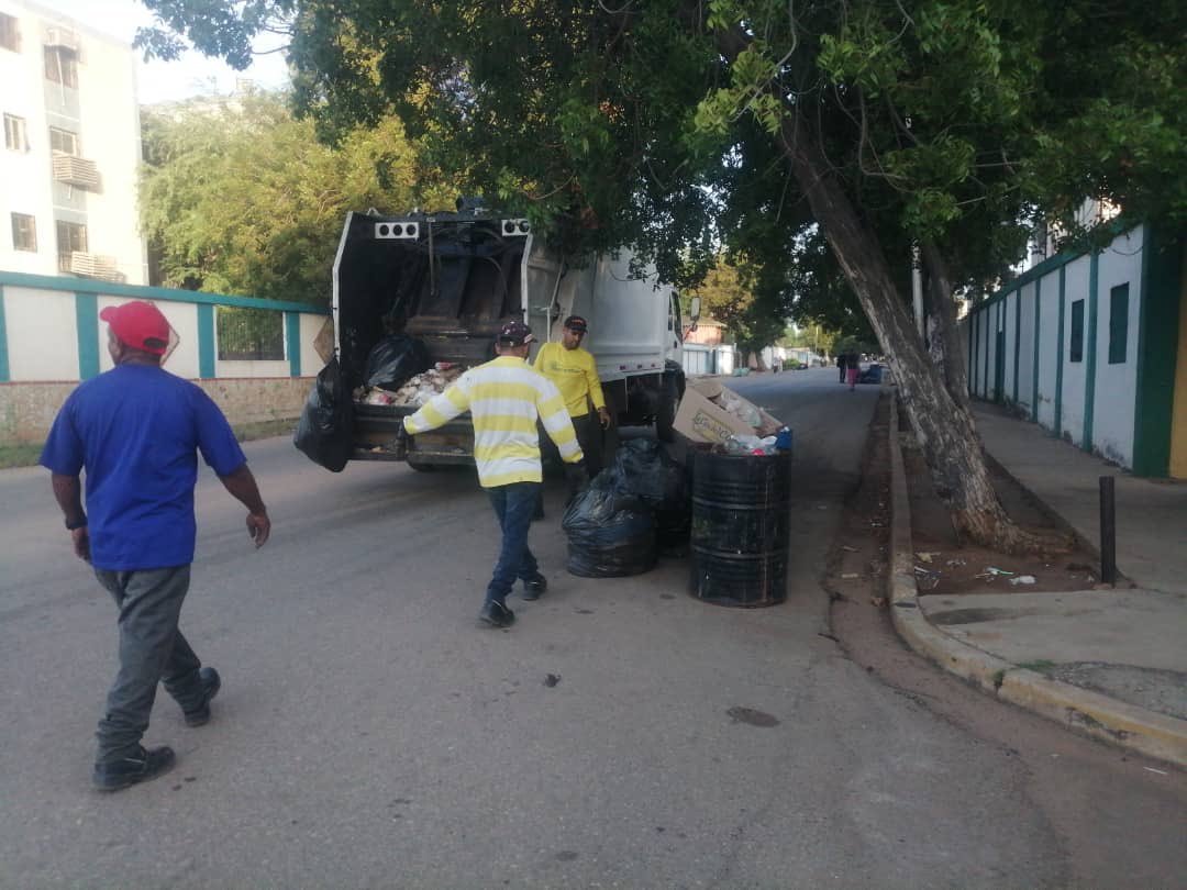 ImauMaracaibo_'s tweet photo. Nuestro equipo del #IMAU activo con la recolección en la parroquia Idelfonso Vázquez. 🔆

📍Cujicito, Los Planazos y La Esperanza

Tal y como lo indica el cronograma. Vecinos, recuerden que nuestras operaciones van desde las 6am hasta las 12 de la madrugada. https://t.co/4JcgBY7Fkm