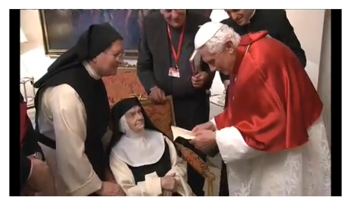 Benedicto XVI con sor Teresita, hojeando el libro "¿Qué hace una chica como tú en un sitio como éste?" que contiene su testimonio. Muchas entraron a la vida religiosa después de leerlo.

Ayúdanos a convertir este libro en serie para que siga dando frutos:  gospaarts.org/unachicacomotu/