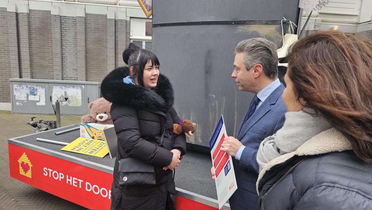 Vanmiddag kreeg ik van <a href="/HetVergetenKind/">Het Vergeten Kind</a> een manifest: stop het doorplaatsen van kinderen in de jeugdzorg. Zó belangrijk dat kinderen een veilige en stabiele plek hebben. Gaat het thuis niet meer, dan moet er pleegzorg, een gezinshuis of kleinschalige voorziening in de wijk zijn!