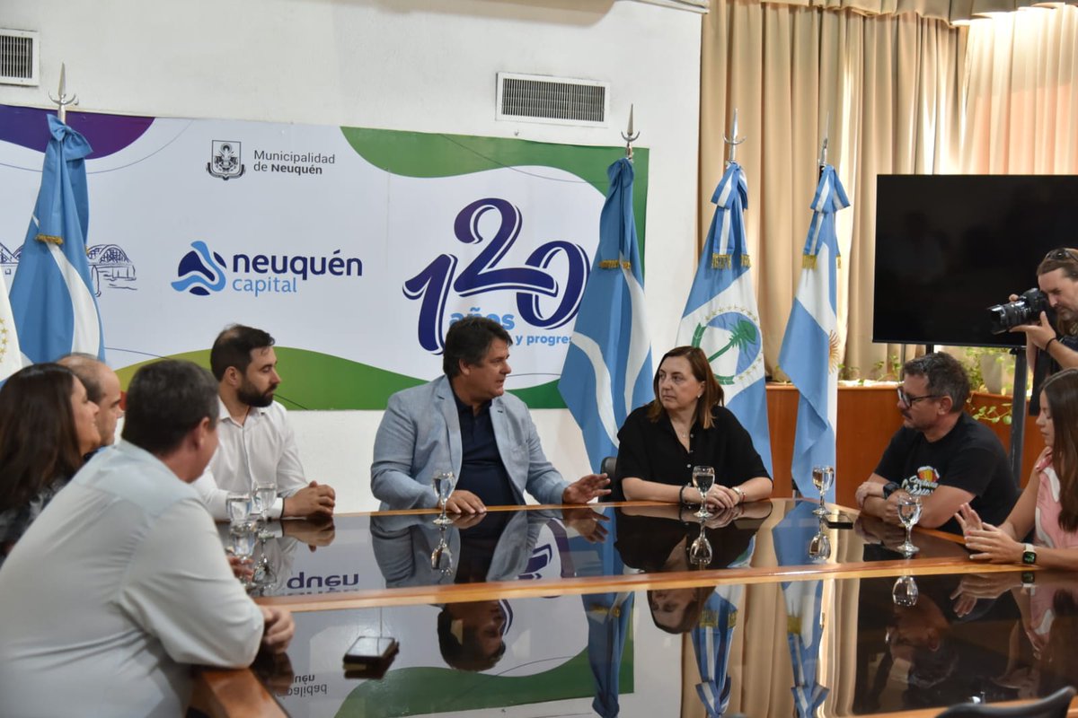 La FNDLC 2025 preparada.
El festival más grande del país impulsa el turismo, la gastronomía y el trabajo local. Junto al sector privado, seguimos fortaleciendo a Neuquén como destino turístico. Un evento organizado, seguro y con grandes artistas que sigue haciendo historia.