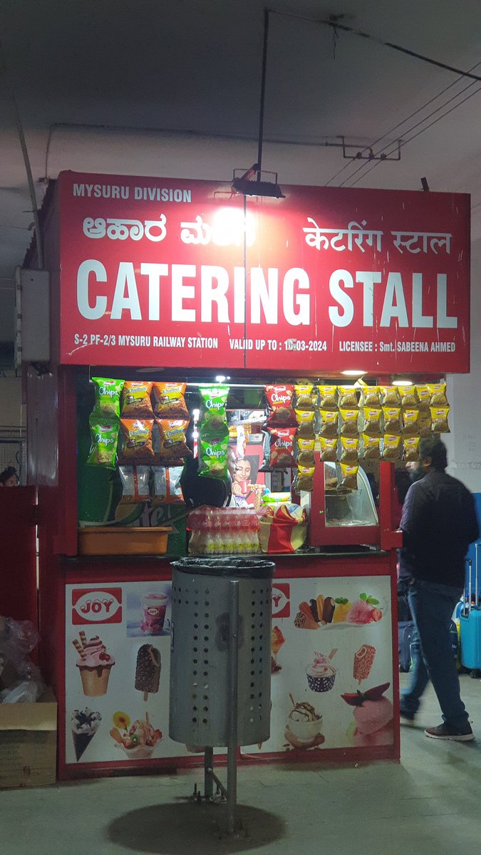 SakreTweet's tweet photo. ಮೈಸೂರು ರೈಲ್ವೆ ಸ್ಟೇಷನ್ Platform 2/3 ರಲ್ಲಿ ಕುಡಿಯುವ ನೀರನ್ನು ದುಬಾರಿಯಾಗಿ ಮಾಡುತ್ತ್ತಿದಾರೆ 20 ರೂಪಾಯಿಗೆ, 
Complaint reference number 2025020407092
UTS  number D11VE0129A
Bailley ನೀರು. MRP 15 ರೂಪಾಯಿ ಇದೆ 
Selling price at 20 Rs
@RailwaySeva @RailMadad  @IRCTCofficial https://t.co/xO3hypqqNA