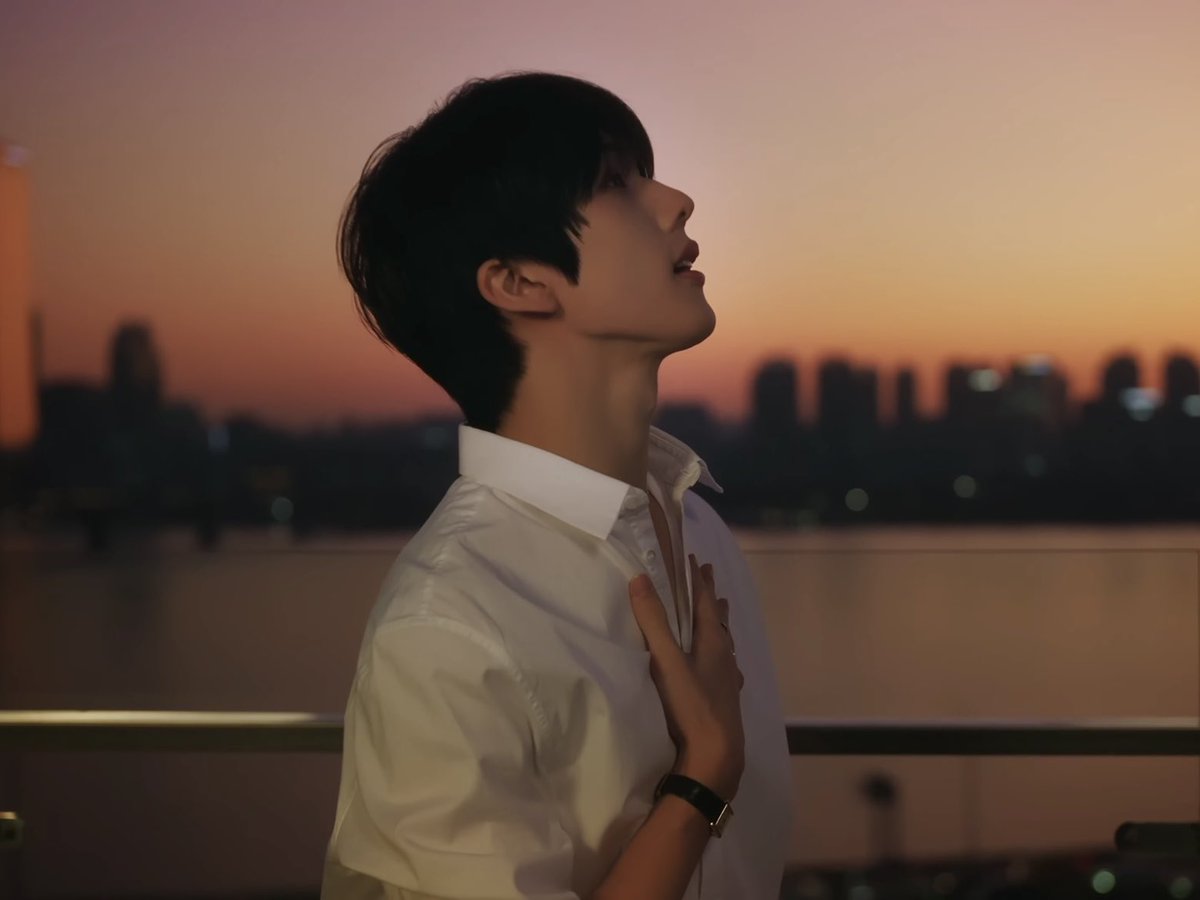 proxysung's tweet photo. he’s like a painting 

#우리의_띵_지성아_생일축하해
#23StarsForJisung https://t.co/ZWtaHiZA0Y