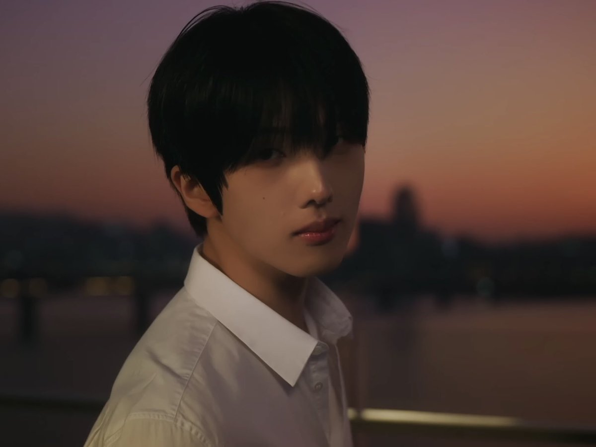 proxysung's tweet photo. he’s like a painting 

#우리의_띵_지성아_생일축하해
#23StarsForJisung https://t.co/ZWtaHiZA0Y