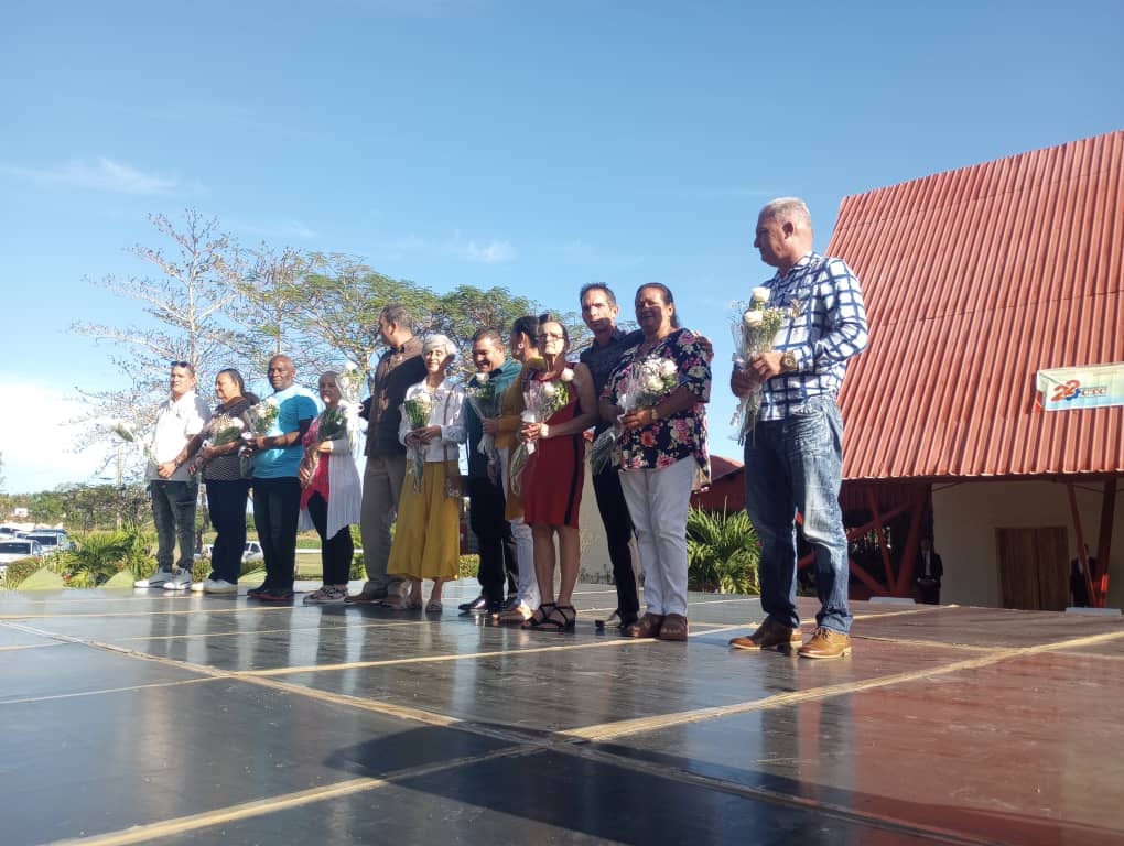 En el acto son condecorados con la medalla Fernando  Chenard Piña por el Sindicato Nacional de Trabajadores del Comercio, la Gastronomía y los Servicios, trabajadores por sus resultados relevantes y por permanecer 20 o 25 años en el sector.

#ComercioCuba