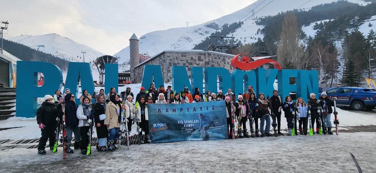 ErzurumKYGM's tweet photo. #KYGMKışKampları
❄️KYGM 9. Tematik Kış Kampında gençlerimiz kaynağın tadını çıkarmaya devam etti. 
Gençlerimiz mutlu biz mutlu olduk. Kamp Koordinatörümüz Vedat Engin  gençlerimizi kayak keyfinde yalnız bırakmadı  ⛷️ https://t.co/lpxVqhWlSq
