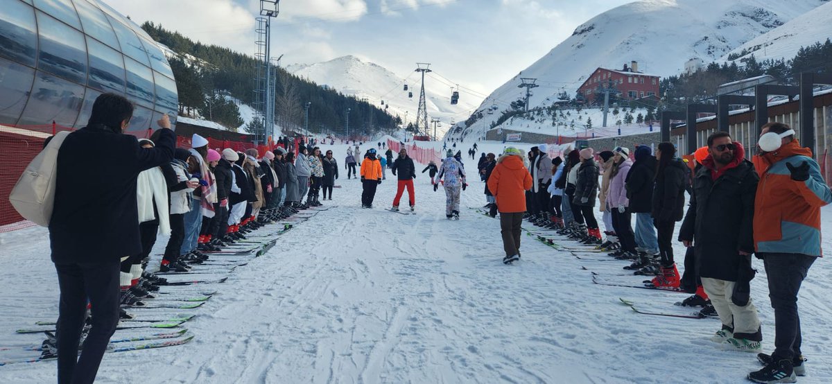 ErzurumKYGM's tweet photo. #KYGMKışKampları
❄️KYGM 9. Tematik Kış Kampında gençlerimiz kaynağın tadını çıkarmaya devam etti. 
Gençlerimiz mutlu biz mutlu olduk. Kamp Koordinatörümüz Vedat Engin  gençlerimizi kayak keyfinde yalnız bırakmadı  ⛷️ https://t.co/lpxVqhWlSq
