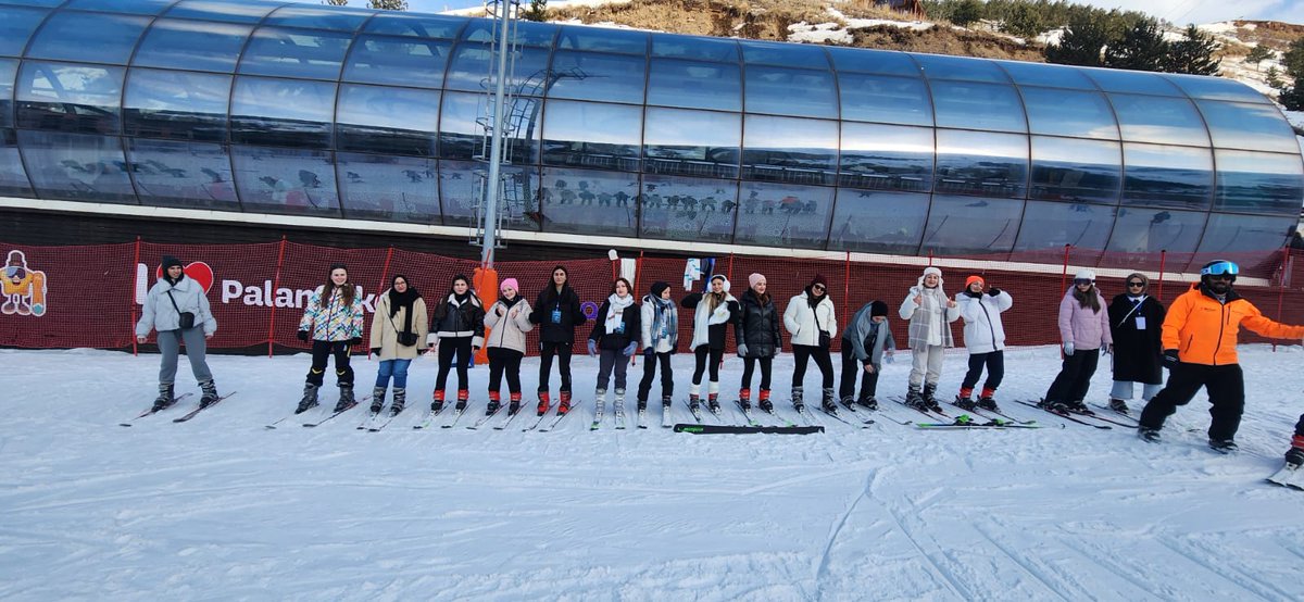 #KYGMKışKampları
❄️KYGM 9. Tematik Kış Kampında gençlerimiz kaynağın tadını çıkarmaya devam etti. 
Gençlerimiz mutlu biz mutlu olduk. Kamp Koordinatörümüz Vedat Engin  gençlerimizi kayak keyfinde yalnız bırakmadı  ⛷️