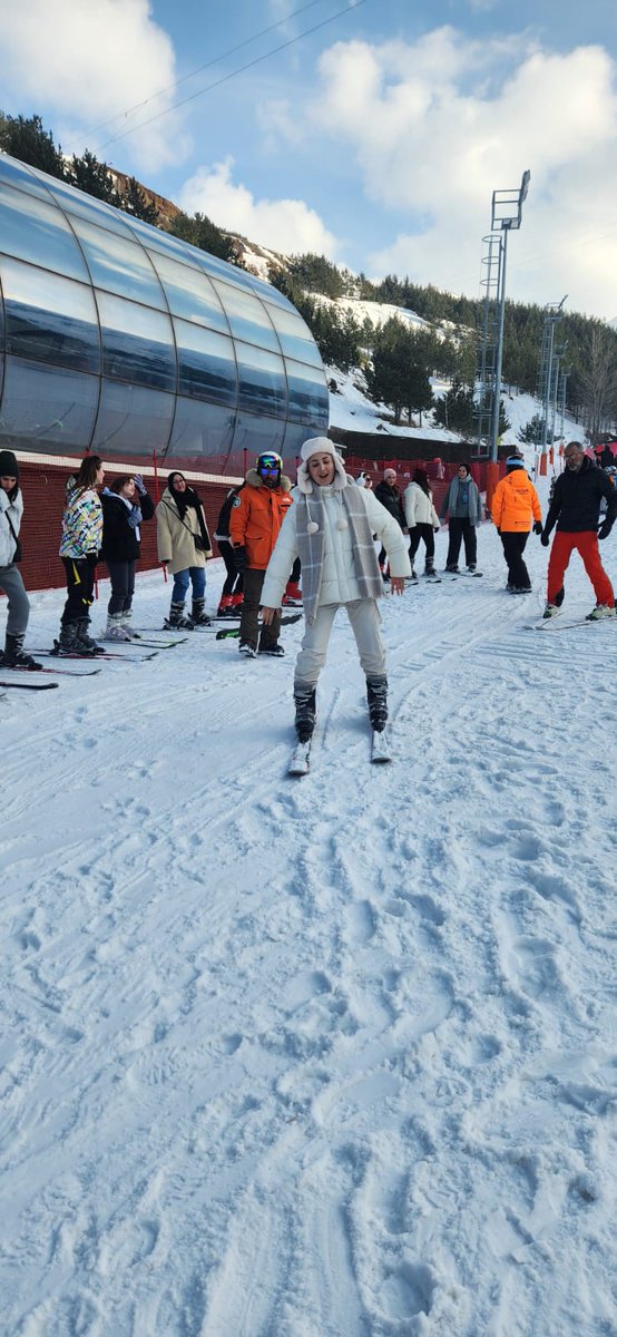 ErzurumKYGM's tweet photo. #KYGMKışKampları
❄️KYGM 9. Tematik Kış Kampında gençlerimiz kaynağın tadını çıkarmaya devam etti. 
Gençlerimiz mutlu biz mutlu olduk. Kamp Koordinatörümüz Vedat Engin  gençlerimizi kayak keyfinde yalnız bırakmadı  ⛷️ https://t.co/lpxVqhWlSq