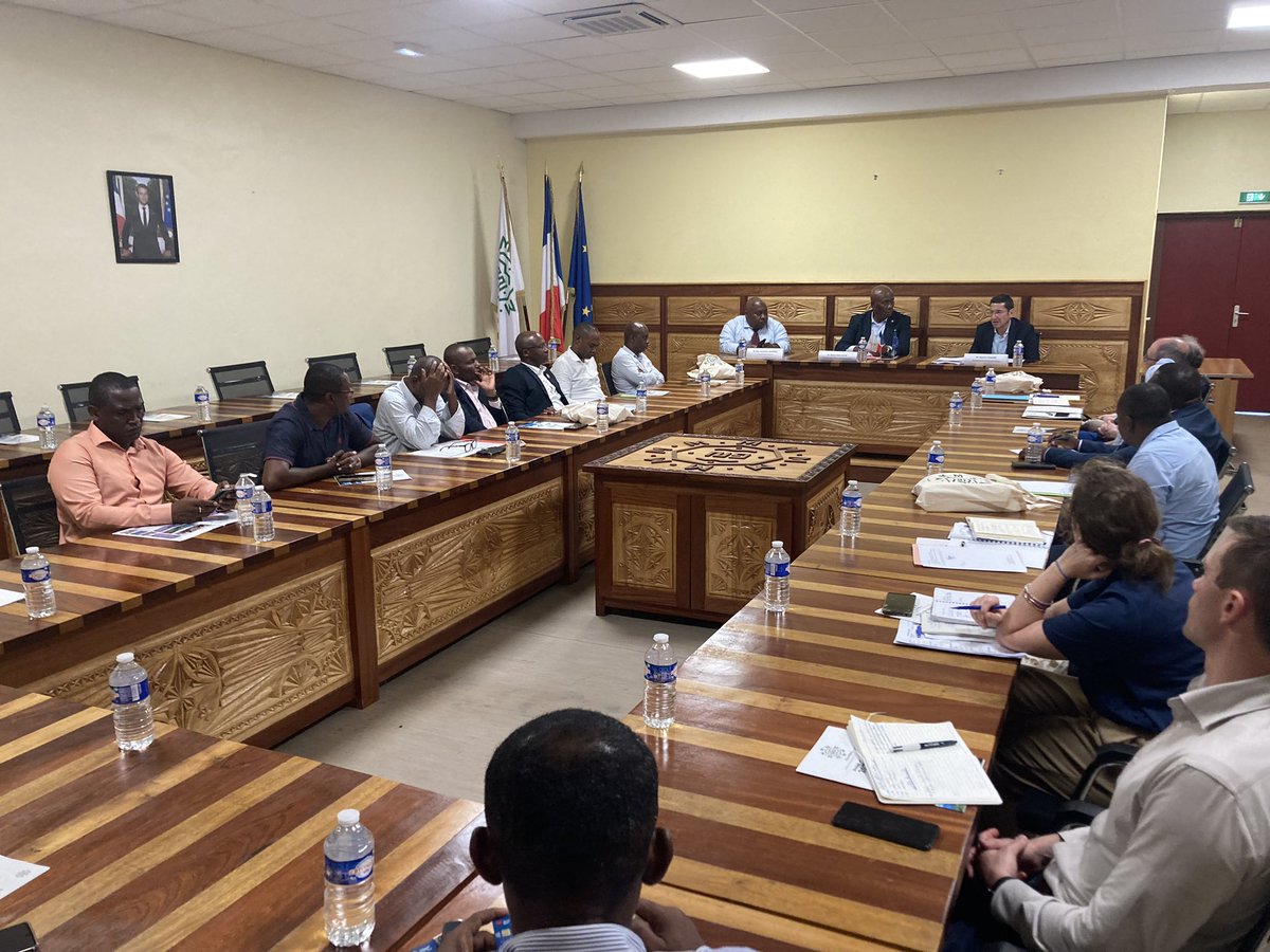 Réunion de travail du <a href="/PresidentAmf/">Président de L’AMF</a> et les maires de l’Association des Maires de Mayotte, en présence de <a href="/RICHEZfrancois1/">François RICHEZ</a> et les équipes de la Protection civile. Gestion des déchets, scolarisation des enfants, alimentation en eau, réseaux d’assainissement, gestion du recul du