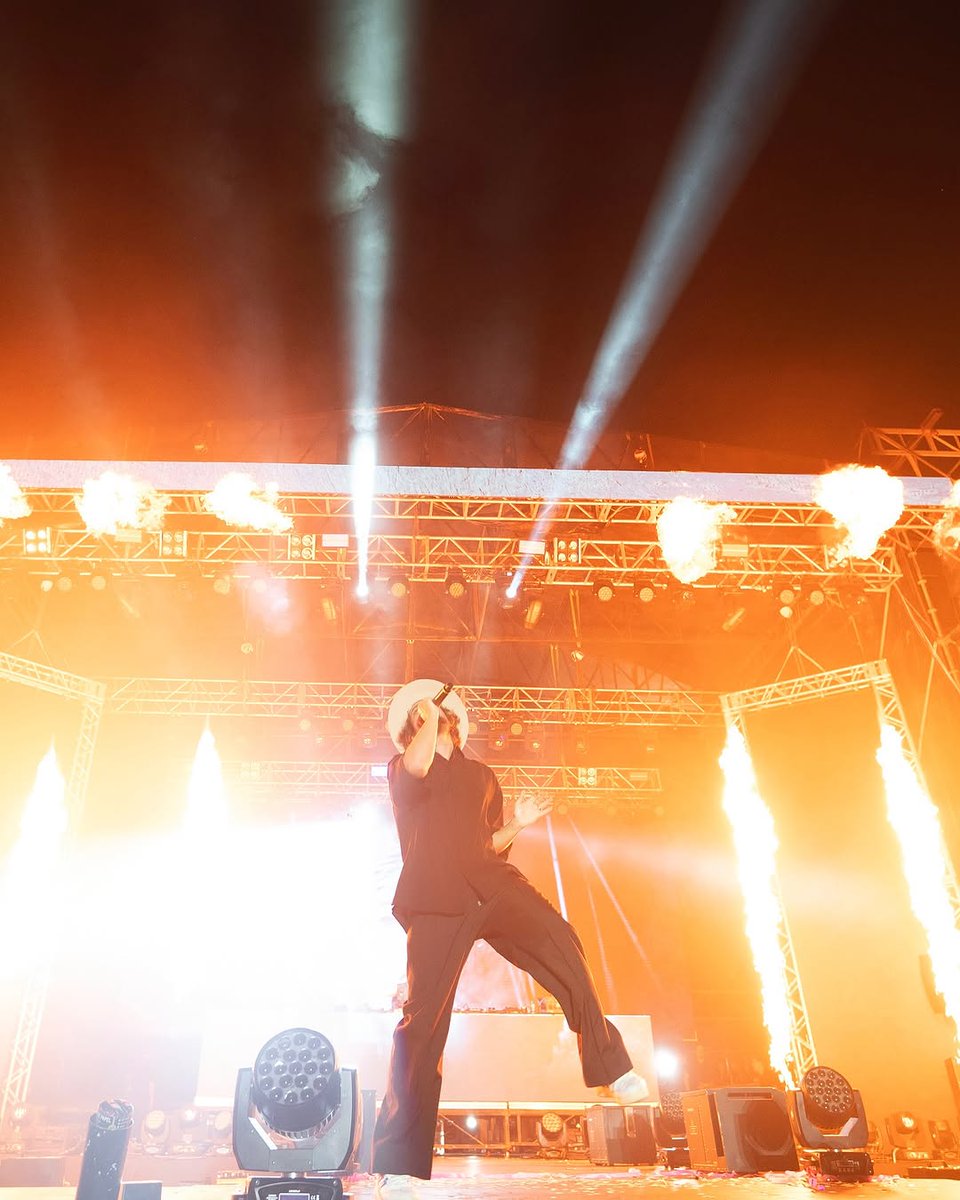 ZeebaOficial's tweet photo. “¡Qué energía increíble, Paraguay! 🇵🇾🔥 Se me puso la piel de gallina al escucharles cantar conmigo, fue inolvidable. ¡Gracias por tanto cariño, ya quiero volver! ❤️🎶 #Gratitud #Paraguay #Música” https://t.co/DQ8BrbXSul