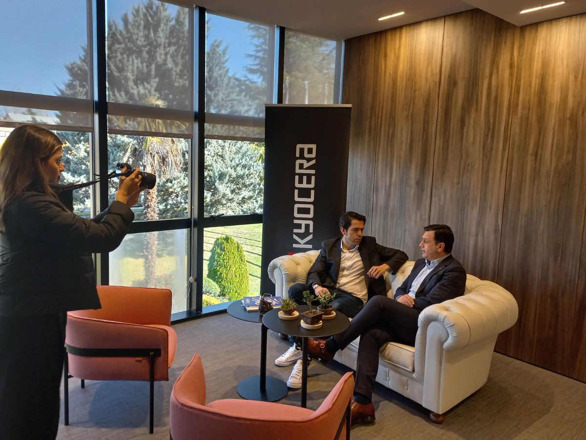 José Luis Alonso (@jla_kyocera) on Twitter photo Gran conversación con Kiko León sobre mi evolución de CIO a CEO en Kyocera. Hablamos de humanismo digital, liderazgo e innovación.
Gracias, Kiko, por la visita y a <a href="/cyberlidmgzn/">CyberLideria MGZN</a> por hacerlo posible. Gran conversación con Kiko León sobre mi evolución de CIO a CEO en Kyocera. Hablamos de humanismo digital, liderazgo e innovación.
Gracias, Kiko, por la visita y a <a href="/cyberlidmgzn/">CyberLideria MGZN</a> por hacerlo posible.