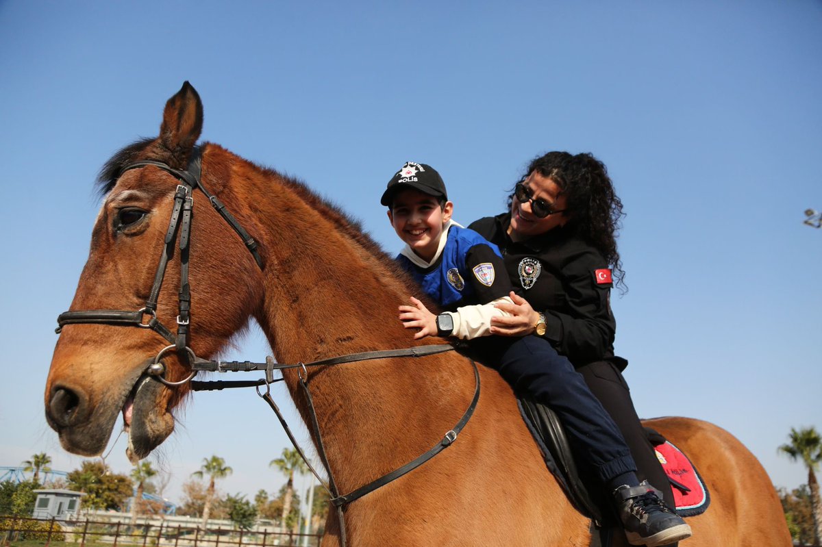 EmniyetGM's tweet photo. Geleceğin kahramanlarından Poyraz Efe'nin atlı polis olma hayalini gerçeğe dönüştürdük! 🐎👮‍♂
 
Çocuklarımız, yarınlarımızın teminatı ve en değerli mirasımız. Onların hayallerine dahil olmak bizim en büyük gururumuz! ✨💙 

@AdanaEmniyeti 
@guvenlikdaire https://t.co/OTGBnmt20O