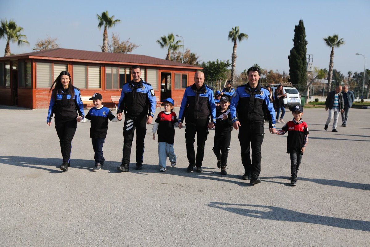 Geleceğin kahramanlarından Poyraz Efe'nin atlı polis olma hayalini gerçeğe dönüştürdük! 🐎👮‍♂
 
Çocuklarımız, yarınlarımızın teminatı ve en değerli mirasımız. Onların hayallerine dahil olmak bizim en büyük gururumuz! ✨💙 

<a href="/AdanaEmniyeti/">Adana İl Emniyet</a> 
<a href="/guvenlikdaire/">Güvenlik Daire Başkanlığı</a>