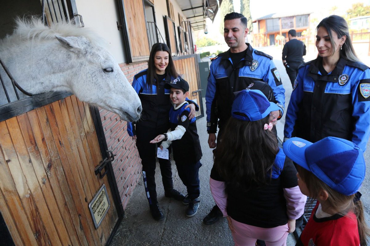 EmniyetGM's tweet photo. Geleceğin kahramanlarından Poyraz Efe'nin atlı polis olma hayalini gerçeğe dönüştürdük! 🐎👮‍♂
 
Çocuklarımız, yarınlarımızın teminatı ve en değerli mirasımız. Onların hayallerine dahil olmak bizim en büyük gururumuz! ✨💙 

@AdanaEmniyeti 
@guvenlikdaire https://t.co/OTGBnmt20O