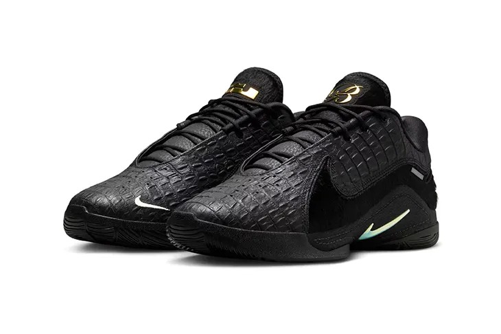 designscene's tweet photo. Nike LeBron 22 Black Label Drops February 2025 - See more here: https://t.co/qf2Tqbpc00

#Nike is elevating the #LeBron22 with an exclusive Black Label release, set to debut during the 2025 #NBA All-Star Weekend. Limited to just 1,984 pairs, this version of #LeBronJames’ latest signature sneaker brings a mix of premium materials, cutting-edge performance features, and a design that stands out both on and off the court.

Photo Courtesy of ©NIKE