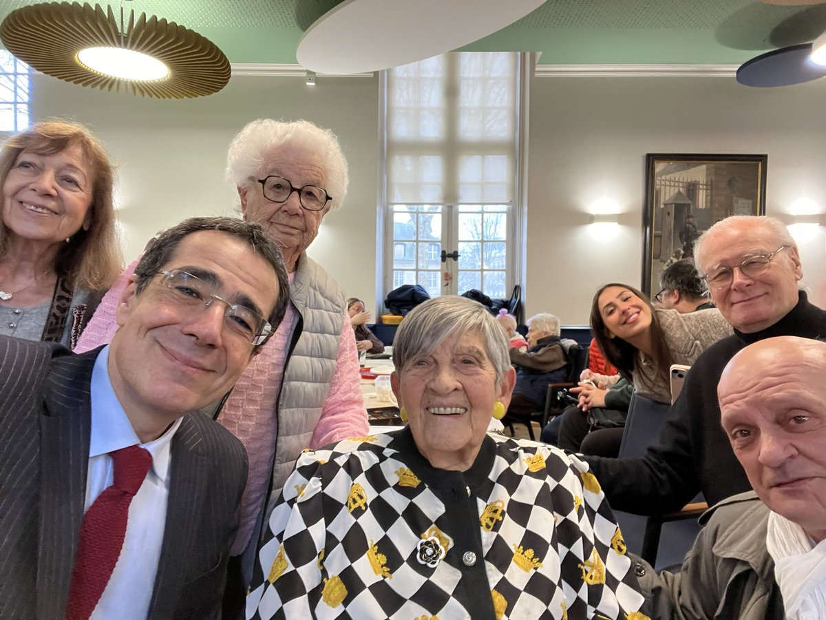 « Vive la vie! »

Ginette Kolinka, 100 ans, à l’instant. 

Bon anniversaire et affectueuses pensées de tant de gens à son égard! 
#iberleben