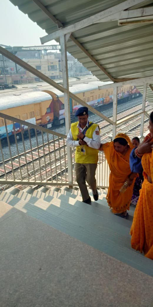 RailwayNorthern's tweet photo. सेवा ही समर्पण!

महाकुम्भ में पधारे श्रद्धालुओं की सेवा में करबद्ध रेल कर्मयोगियों ने अनगिनत श्रद्धालुओं की राह को आसान कर उन्हें खुशियां दी है। आपके इस जज्बे और मेहनत को सलाम! 

#MahaKumbh2025 
#KumbhRailSeva2025

@MahaKumbh_2025 https://t.co/wLJPIx8Si2