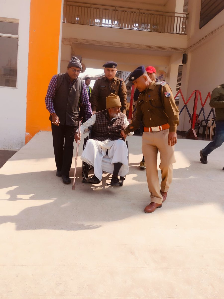 RailwayNorthern's tweet photo. सेवा ही समर्पण!

महाकुम्भ में पधारे श्रद्धालुओं की सेवा में करबद्ध रेल कर्मयोगियों ने अनगिनत श्रद्धालुओं की राह को आसान कर उन्हें खुशियां दी है। आपके इस जज्बे और मेहनत को सलाम! 

#MahaKumbh2025 
#KumbhRailSeva2025

@MahaKumbh_2025 https://t.co/wLJPIx8Si2