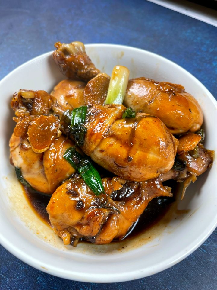 ohsnapletseat's tweet photo. Red braised chicken (Hong Shao Ji 紅燒雞)! This is a tasty way to prepare chicken drumsticks! Made by browning chicken and then simmering with soy sauce, ginger, green onions, and more! 🥰😋
This is how we cook it at home - https://t.co/jipgNqw4xm
#asianfood #chinesehomecooking #chinesechicken #chickenrecipes #homecooking #asianfoodrecipes
