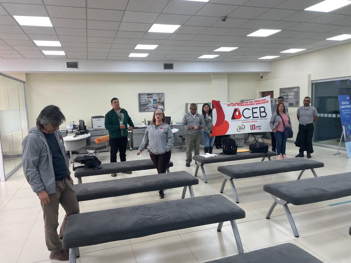 ACEB Bogotá | Mítines de denuncia en <a href="/bbva/">BBVA</a> Yo no firmo "Otrosí " ! Yo defiendo mi salario.

Rechazamos el desmonte del Auxilio Especial de Vivienda y la reducción salarial 💪 Los derechos laborales no se negocian, se defienden.
<a href="/uniamericas/">UNI Américas</a> <a href="/cutcolombia/">Central Unitaria de Trabajadores</a> <a href="/guimaffeo/">Guillermo Maffeo</a>