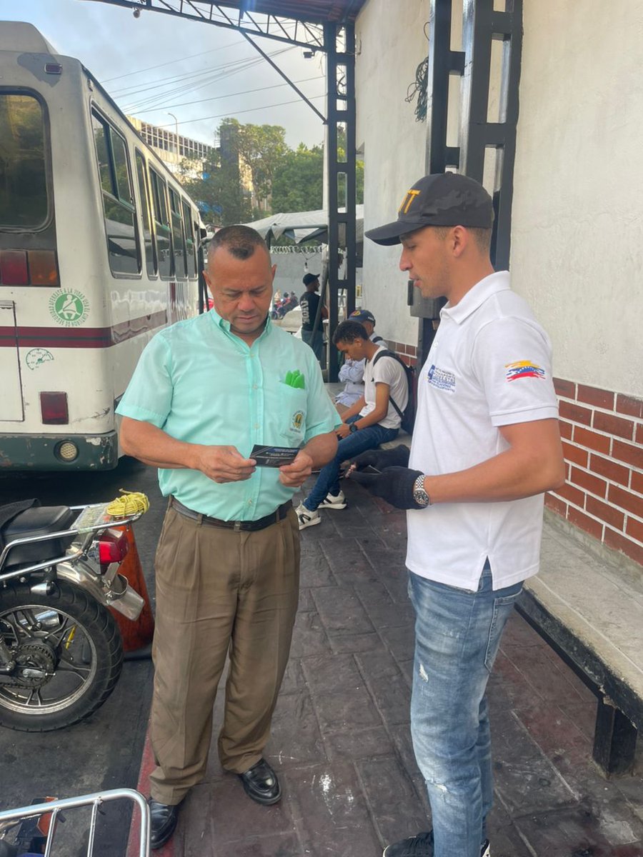 SeguridadvialLU's tweet photo. #MovilidadSegura | Funcionarios del INTT de la Urbina realizaron charlas para promover la prevención vial. https://t.co/6foxuaWjw9