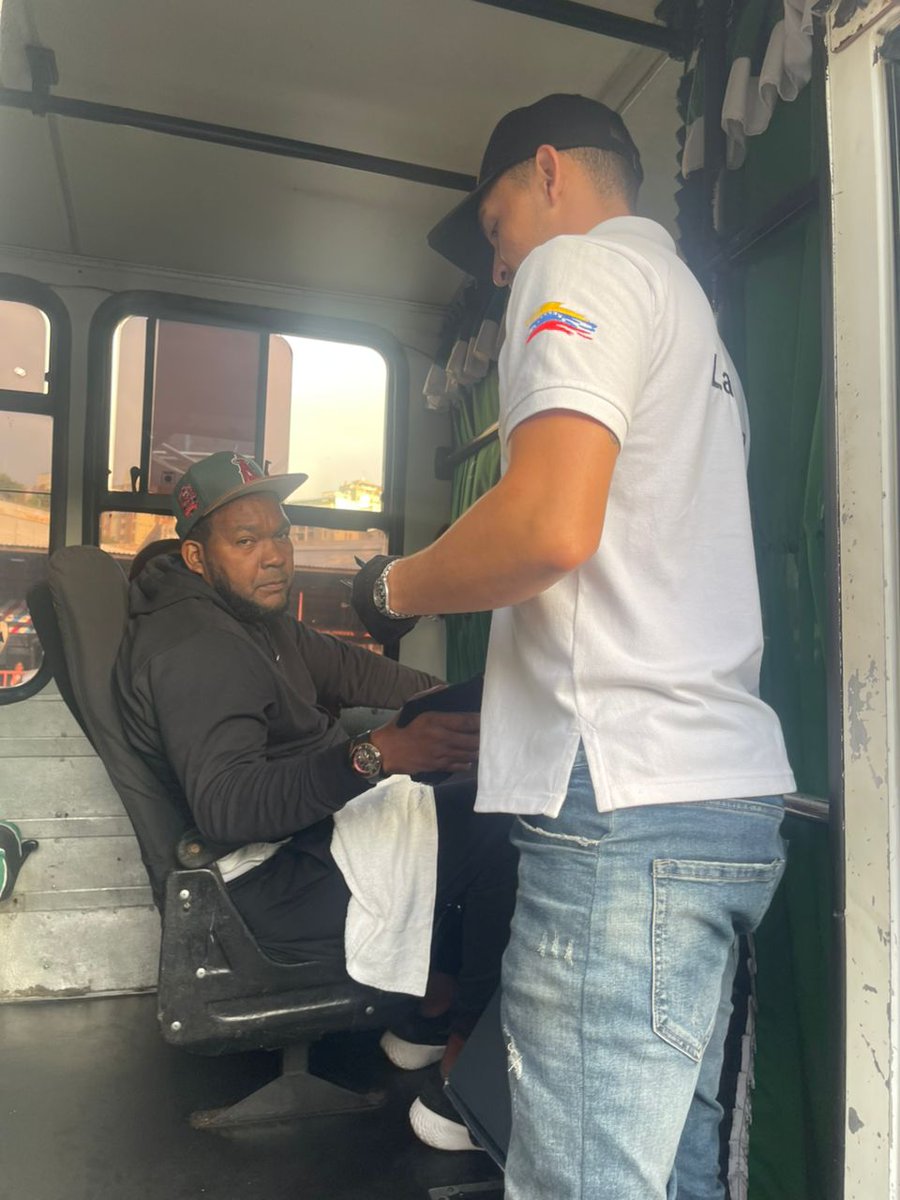 SeguridadvialLU's tweet photo. #MovilidadSegura | Funcionarios del INTT de la Urbina realizaron charlas para promover la prevención vial. https://t.co/6foxuaWjw9