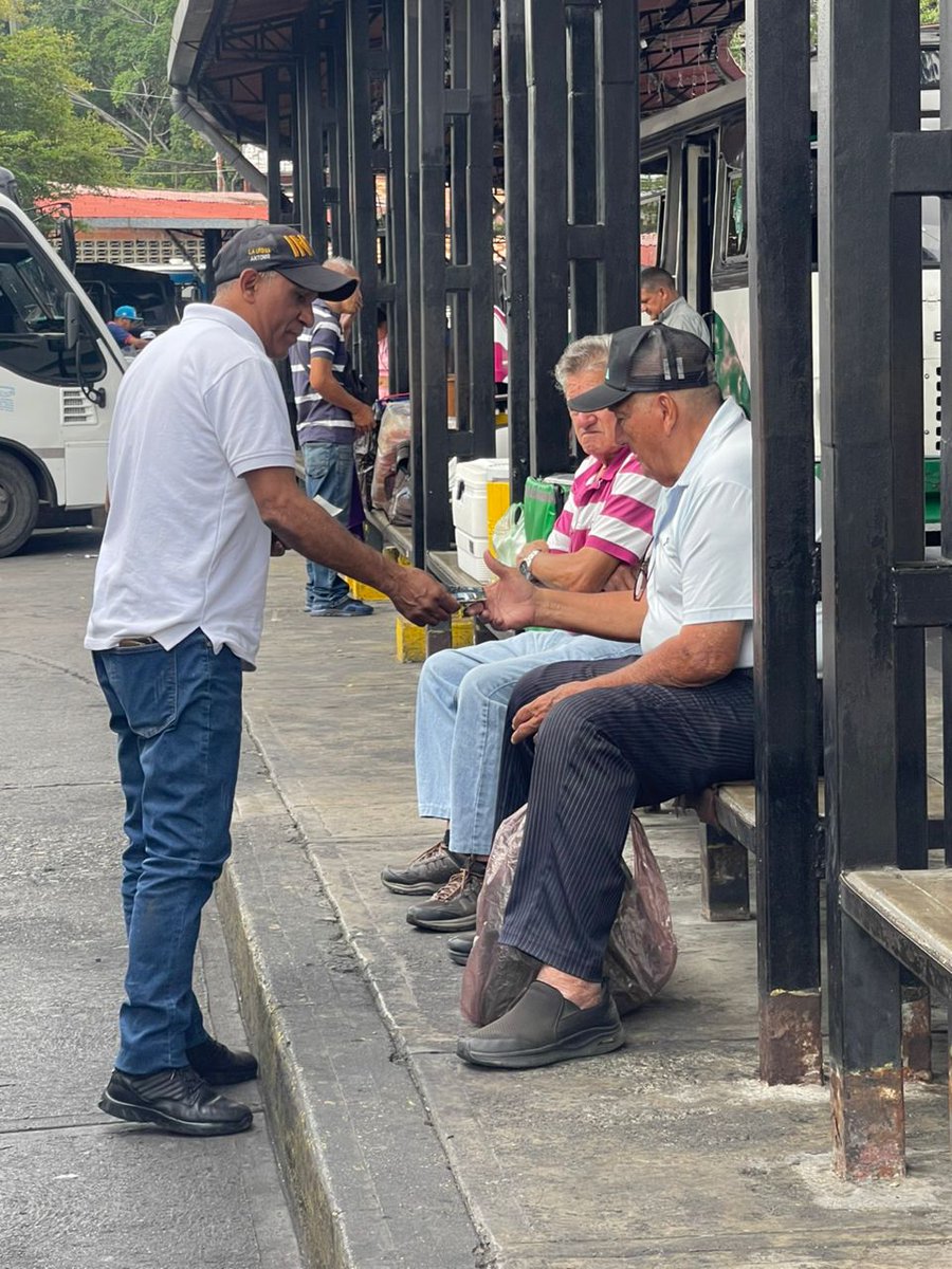 SeguridadvialLU's tweet photo. #MovilidadSegura | Funcionarios del INTT de la Urbina realizaron charlas para promover la prevención vial. https://t.co/6foxuaWjw9