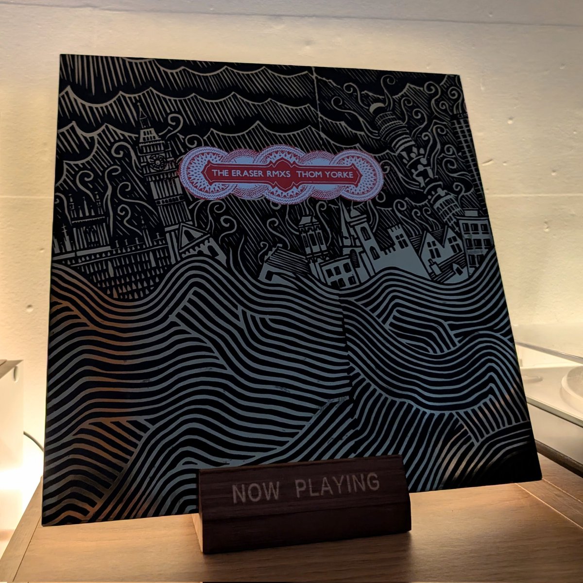 ExitMusicAr's tweet image. Entre Diciembre 2007 y Octubre 2008, #ThomYorke lanzó tres EPs con remezclas de su primer álbum solista, #TheEraser, con reversiones a cargo de @fourtet, @modeselektor, @thebugzoo, @tony_surgeon, @burialUK, The Field, Christian Vogel y Various.
Más info en exitmusic.com.ar/goto/