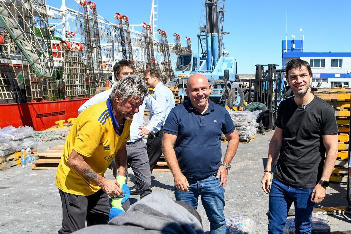 Gus_Sastre's tweet photo. Junto al gobernador @NachoTorresCH, compartimos un gran momento con trabajadores de #PuertoMadryn en el Muelle “Almirante Storni”, que es un motor económico y productivo importantísimo para nuestra ciudad y para todo #Chubut.

Hoy se realizaron trabajos de descarga de calamar, en el marco de una de las principales industrias que tenemos, como lo es la actividad pesquera.