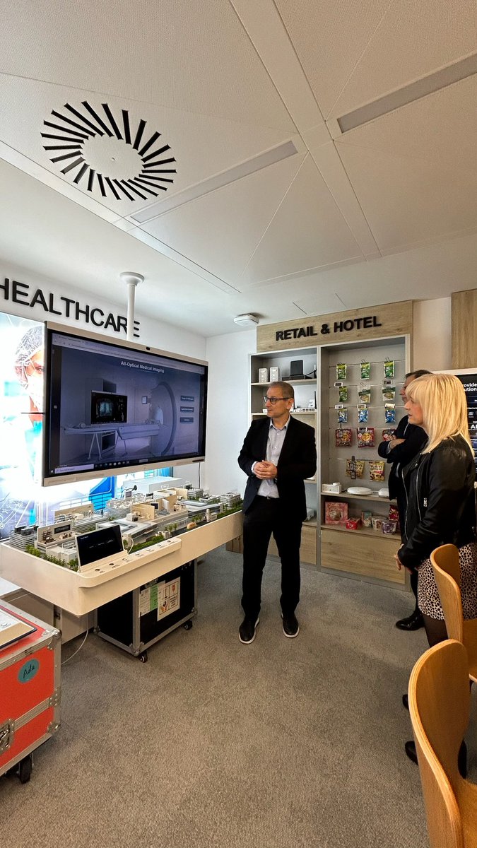 Amb més de 207.000 treballadors distribuïts per més 170 països, Huawei dona servei a 3.000 milions de persones i és una de les grans potències tecnològiques al món.

Avui hem visitat la seu de la companyia a Barcelona per conèixer les últimes novetats en matèria d’innovació,