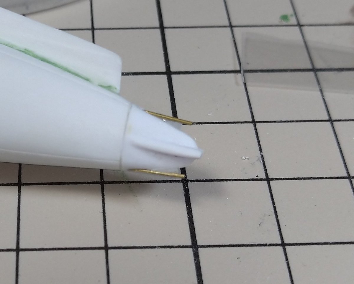 zvl00680's tweet photo. さて胴体はこんなもん。
機首のピトー管はSU-33用のを加工(もう少し短く)して使いました。
尾部のアンテナ基部は0.4mm真鍮ﾊﾟｲﾌﾟとプラペーパーで再建。最後らへんで先っぽに0.2mm真鍮線を取り付け予定。
次は尾翼まわり。
#Yak28P
#Amodel https://t.co/S2A3Gbxot2