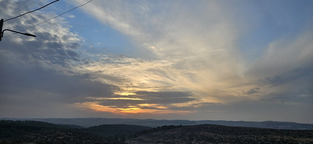 לא הייתי הרבה זמן

אבל קחו שקיעה