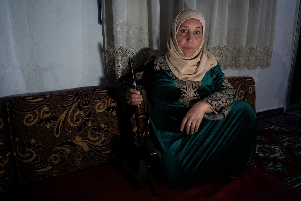 1/2 La città di #kobane è di fatto protetta dai suoi stessi cittadini. 
Queste persone si dividono in unità di auto-difesa di quartiere. Quattordici in tutto, alcune composte da uomini, altre interamente da donne