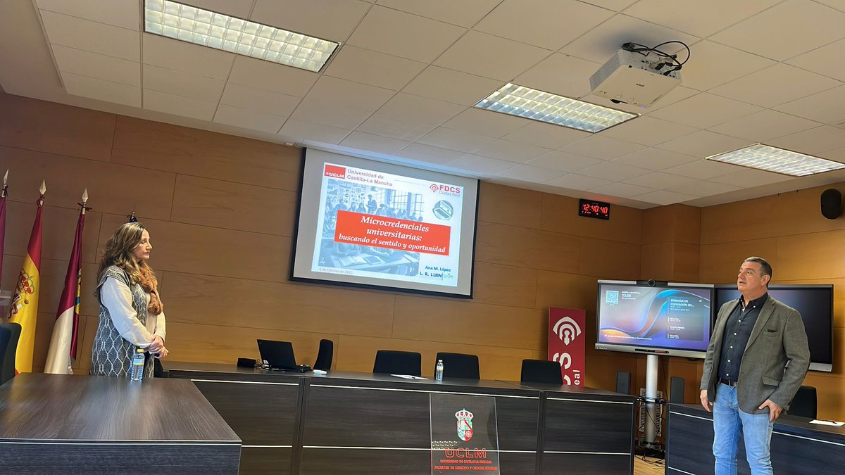 La <a href="/fdcs_cr/">Facultad de Derecho y Ciencias Sociales CR</a> - <a href="/uclm_es/">Universidad de Castilla-La Mancha</a> ha acogido hoy una formación sobre "Microcredenciales universitarias" a cargo de <a href="/AnaLopezUAM/">Doc-AnA👩‍🎓</a> - <a href="/UAM_Madrid/">UAM Autónoma Madrid</a>.