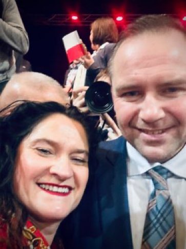 Drogie dzieci to jest Dorota Arciszewska - Mielewczyk z PiS której majątek ziemski na Kaszubach powędrował do spółki na Cyprze. Dlatego SKOK Stefczyka nie zdołał ściągnąć przeterminowanego kredytu na 5 mln ❗️ 
Takimi ludźmi otacza się Nawrocki 🙈