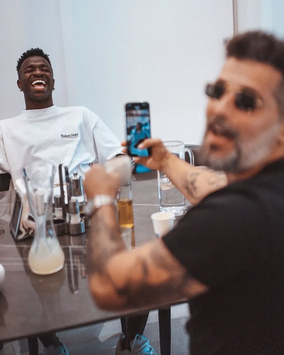 Já falei com vocês da emoção que tem sido produzir “Clarice Vê Estrelas”. Essa história me pegou logo de cara e sua mensagem é tão poderosa que todo mundo precisa ver. E agora iremos ainda mais longe com o apoio do amigo-ídolo <a href="/vinijr/">Vini Jr.</a> Muito obrigado por topar entrar nesse projeto