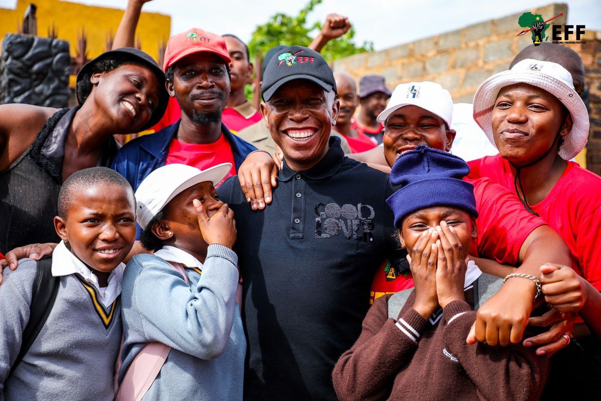 How the <a href="/EFFSouthAfrica/">Economic Freedom Fighters</a> President starts the month of L.O.V.E. is absolutely heartwarming ♥️. If this isn’t love then I don’t want to know what it is. Just look at all of them feeling so safe on the Jujus chest and hugs. 🥰 Oh maarn this is so beautiful 😍.