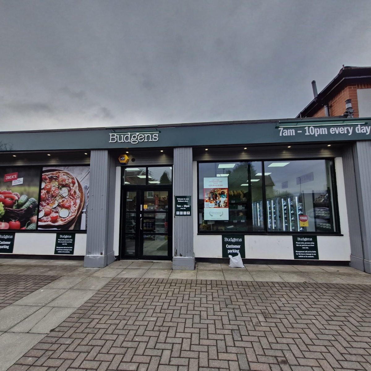 We are celebrating 450 Screens across our network! A big thanks to our team and retailers for helping us get there. 🎉 

#HiStreetDigital #DOOH