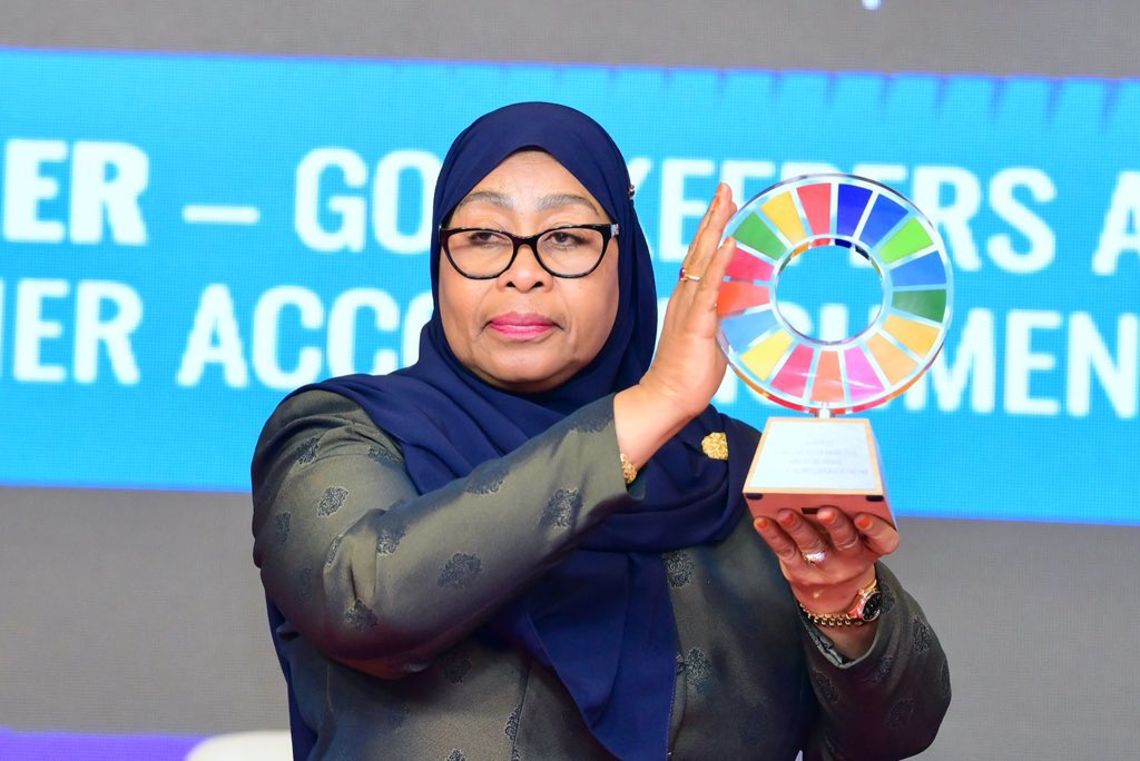 SuluhuSamia's tweet image. Mapema leo Jijini Dar es Salaam, kwa uwezo wa Mwenyezi Mungu, nimepokea Tuzo ya The GoalKeepers Award inayotolewa na Taasisi ya Gates Foundation.

Tuzo hii ni heshima kubwa kwetu Watanzania kwani mbali na sisi kufurahia matunda ya hatua kubwa tunazoendelea kupiga katika sekta ya…