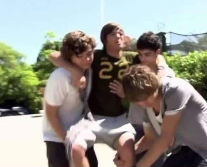 suefroog's tweet photo. me da mucha risa acordarme de la vez que louis se lastimó su pie y en lugar de llorar él por el dolor, se puso a llorar HARRY https://t.co/qWLGNvjubz