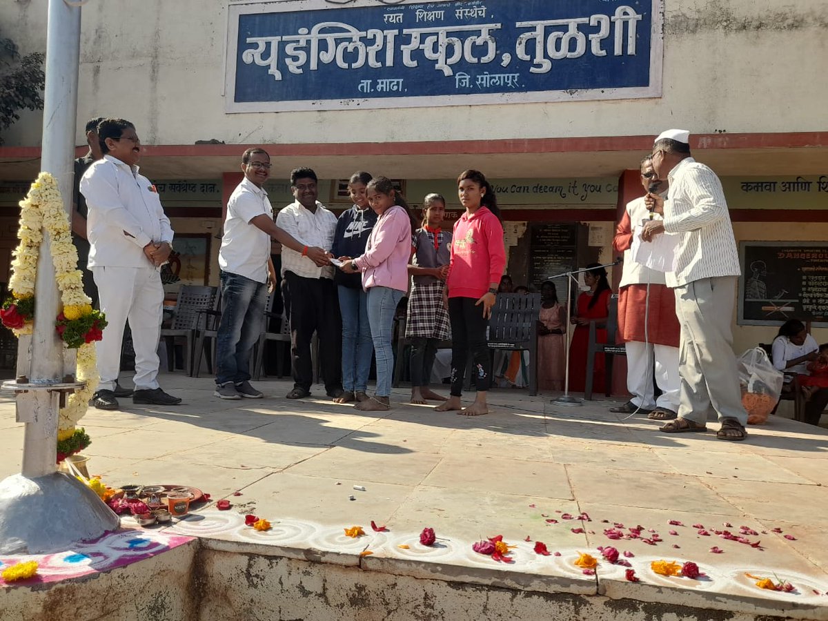AVRepalOfficial's tweet photo. रयत शिक्षण संस्थेचे न्यू इंग्लिश तुळशी तालुका माढा येथे प्रजासत्ताक दिनानिमित्त उपस्थिती राहुन  विद्यार्थ्यांच्या विविध गुणदर्शन कार्यक्रमाला बक्षिसांच्या माध्यमातून प्रोत्साहन दिले.@PawarSpeaks @Dev_Fadnavis @supriya_sule @CMOMaharashtra #RepublicDay2025 https://t.co/JU1bMM8EFA