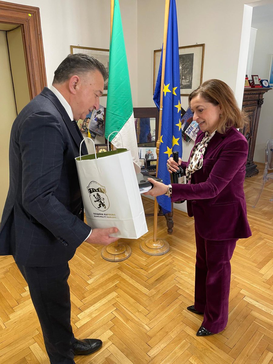 ItalianAmbBG's tweet photo. Ho incontrato il Sindaco di Karlovo per sviluppare un progetto di collaborazione e di promozione dell’Italia e dello stile di vita italiano coinvolgendo il Sistema Paese in Bulgaria. https://t.co/w8j8YzEAwk