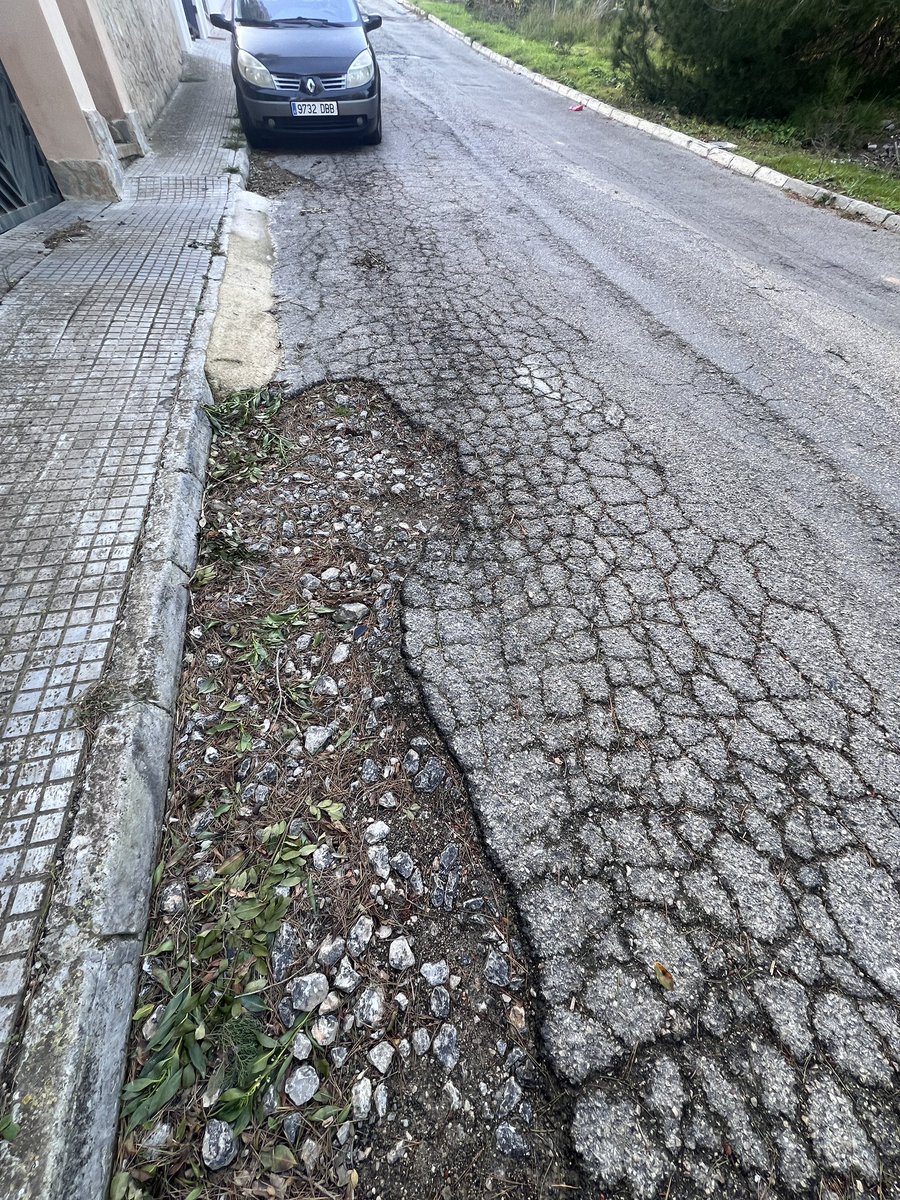 EstupiArtifici's tweet photo. @AjAndratx Vuestras carreteras están así de mal. Desde el año 2004. Hace 20 AÑOS. Porque no os da la gana de recepcionar las urbanicaciones del Puerto de Andratx #puertodeandratx #portdandratx #andratx #cárcel Aquí los vecinos de #calamoragues están muy MUY hartos de pagar el #ibi para NADA https://t.co/ZwNjNQwUbp