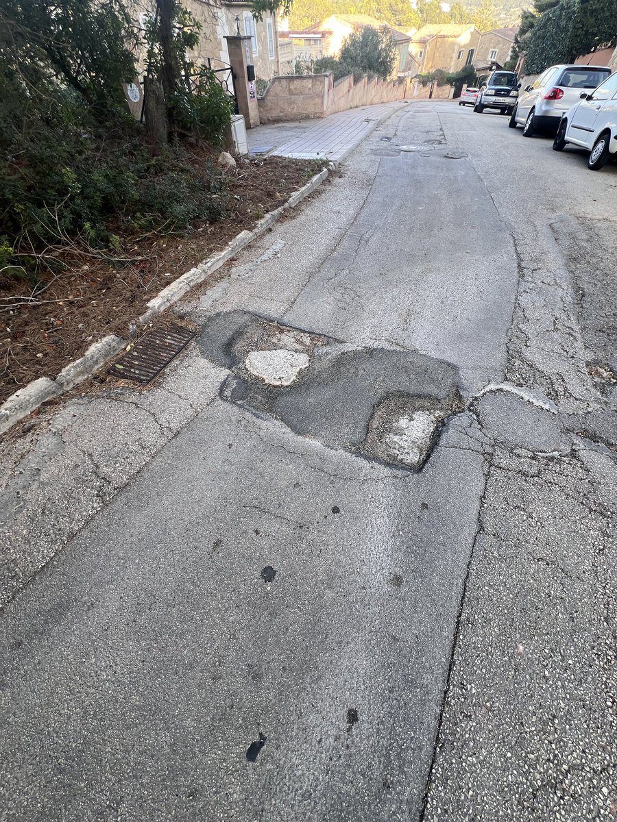 EstupiArtifici's tweet photo. @AjAndratx Vuestras carreteras están así de mal. Desde el año 2004. Hace 20 AÑOS. Porque no os da la gana de recepcionar las urbanicaciones del Puerto de Andratx #puertodeandratx #portdandratx #andratx #cárcel Aquí los vecinos de #calamoragues están muy MUY hartos de pagar el #ibi para NADA https://t.co/ZwNjNQwUbp