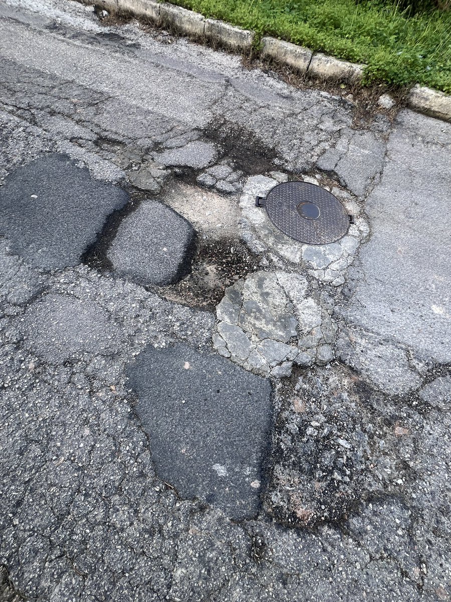 EstupiArtifici's tweet photo. @AjAndratx Vuestras carreteras están así de mal. Desde el año 2004. Hace 20 AÑOS. Porque no os da la gana de recepcionar las urbanicaciones del Puerto de Andratx #puertodeandratx #portdandratx #andratx #cárcel Aquí los vecinos de #calamoragues están muy MUY hartos de pagar el #ibi para NADA https://t.co/ZwNjNQwUbp