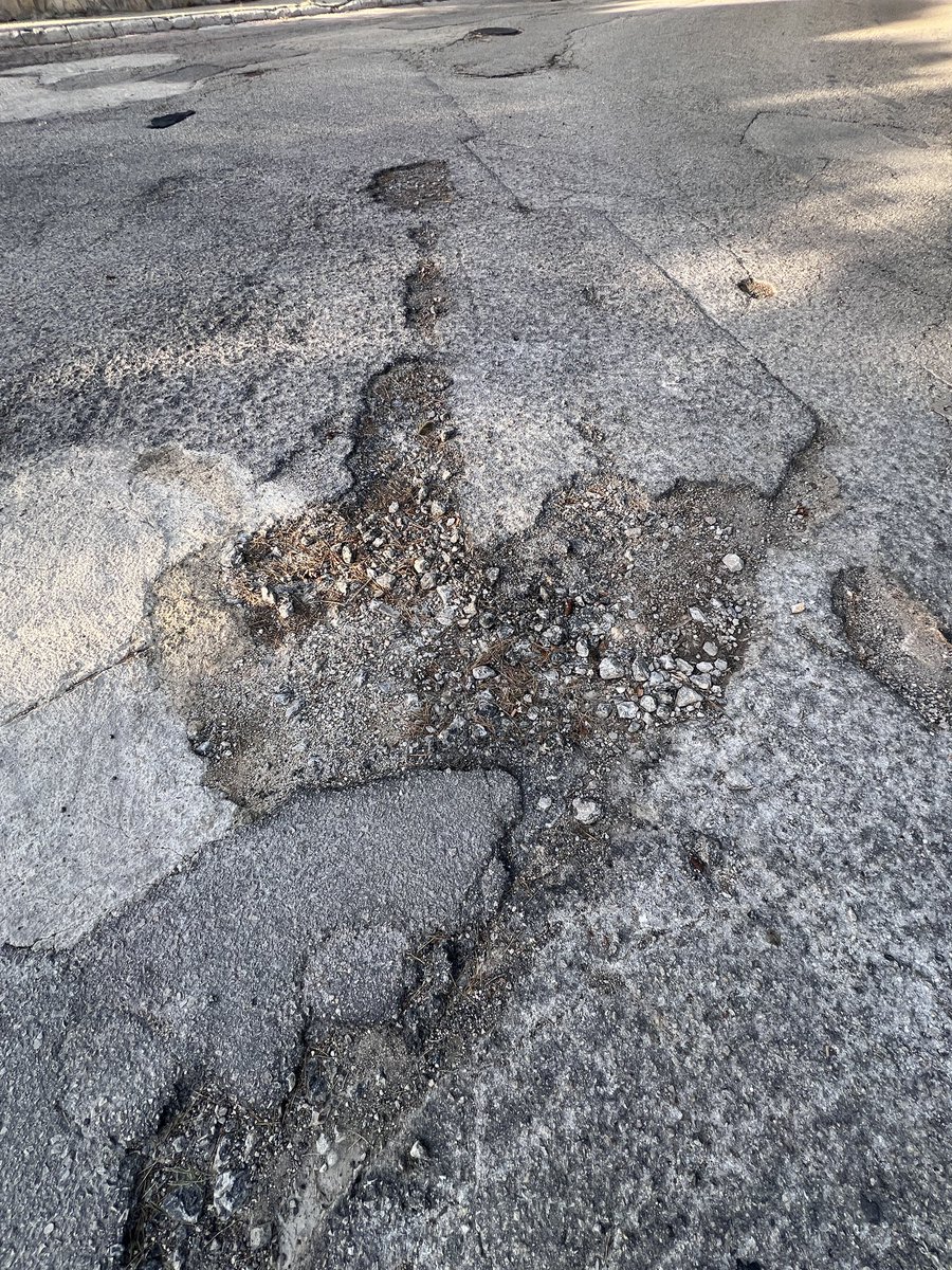 EstupiArtifici's tweet photo. @AjAndratx Vuestras carreteras están así de mal. Desde el año 2004. Hace 20 AÑOS. Porque no os da la gana de recepcionar las urbanicaciones del Puerto de Andratx #puertodeandratx #portdandratx #andratx #cárcel Aquí los vecinos de #calamoragues están muy MUY hartos de pagar el #ibi para NADA https://t.co/ZwNjNQwUbp