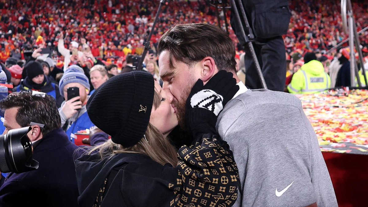 Taylor Swift wird ihren Partner Travis Kelce beim Super Bowl höchstwahrscheinlich wieder anfeuern. Wenige Tage vor dem entscheidenden Spiel äußert sich der Footballstar jetzt zum Thema Verlobung. gala.de/stars/news/tay…