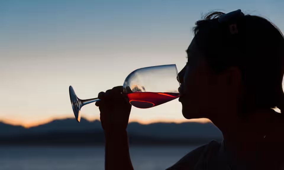 KulikovUNIATF's tweet photo. Should #alcohol carry cancer warnings?
Most of us know that 🍷 drinking is unhealthy.
Yet the belief that a few glasses of wine help to protect against heart disease and other conditions has persisted, despite evidence showing that the benefits have been overestimated and the harms underplayed.
In fact, any level of alcohol use increases the risk for several types of #cancer, including colorectal cancer and breast cancer.
https://t.co/pcn3vvSi6x