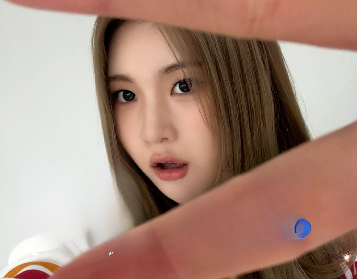 Shininrana's tweet photo. #hearts2hearts Instragram update with juun, IAN, jiwoo and stella clear.ver
#Hearts2Hearts #하츠투하츠 #H2H #Hearts2Hearts_TheChase #TheChase #juun #IAN #STELLA #jiw https://t.co/6iiapoNIif
