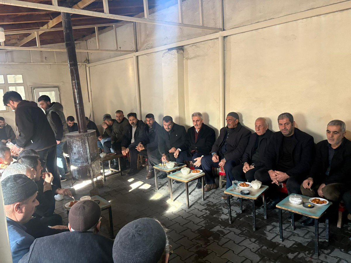 Genç ilçemizde dostlarla, geleneğimizin bir parçası olan odun sobası etrafında keyifli bir sohbet ettik. Sıcak çay, samimi muhabbet ve eski dostlarla geçen zamanın değeri paha biçilemez...